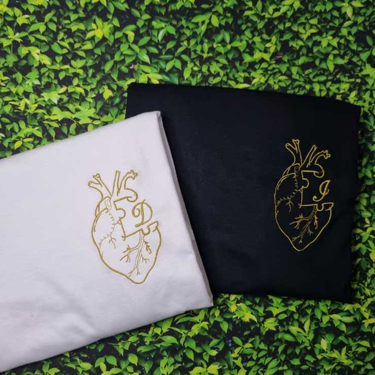 KIT CASAL - Camiseta com Coração + Inicial do Casal – Presente Criativo para Namorados