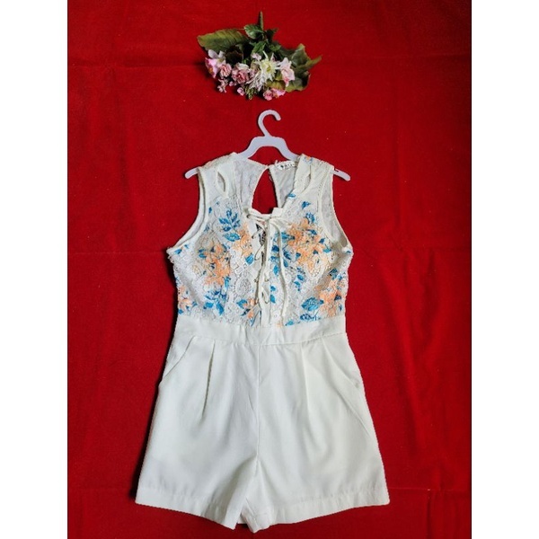 Macacão Macaquinho curto estampado branco com renda Floral com bojo Luxo - PROMOÇÃO