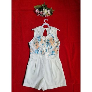 Macacão Macaquinho curto estampado branco com renda Floral com bojo Luxo - PROMOÇÃO
