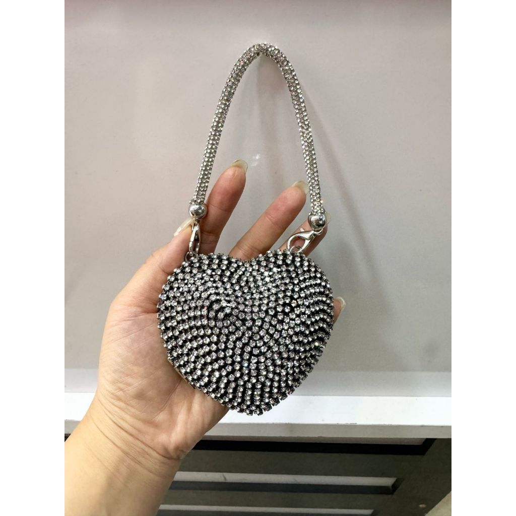 A mais recente mini bolsa, em forma de coração com fecho magnético, duas alças podem ser combinadas à vontade