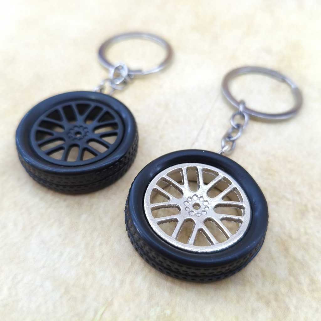 Chaveiro Roda com Pneu em Borracha Aro Automotivo Miniatura Metal Cor Preta ou Cromada