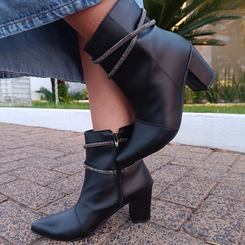 Bota Feminina Fashion Bico Fino com Tiras de Strass Salto Bloco Confortável Elegante em Oferta na Shopee