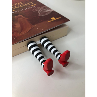 Marcador de Página Perninhas - Meia Listrada e Sapato Vermelho | Super Divertido! em Oferta na Shopee