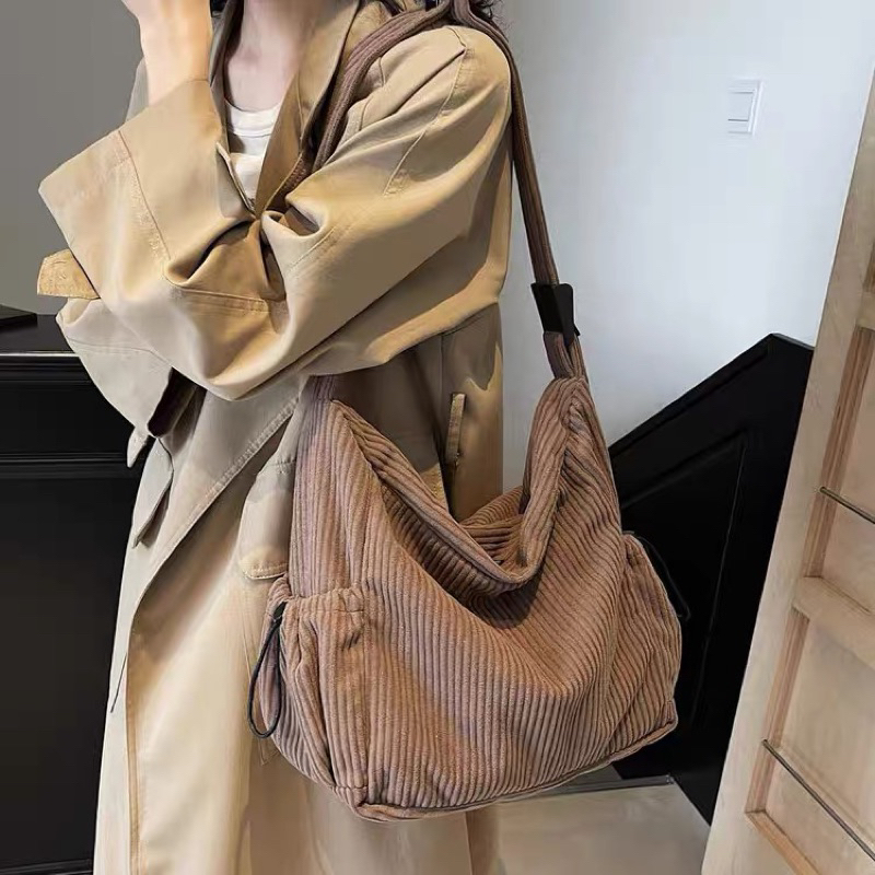 (2206)Bolsa de veludo cotelê feminina, grande capacidade, bolsa carteiro casual para deslocamento diário em Oferta na Shopee