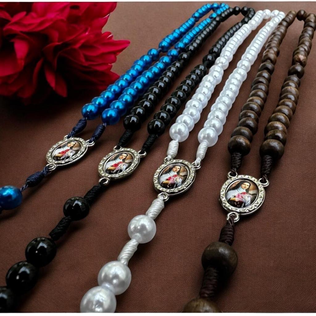 Terço Santa Terezinha em Pérola ou Madeira | imagem resinada e contas em 8mm. NOVIDADE. em Oferta na Shopee