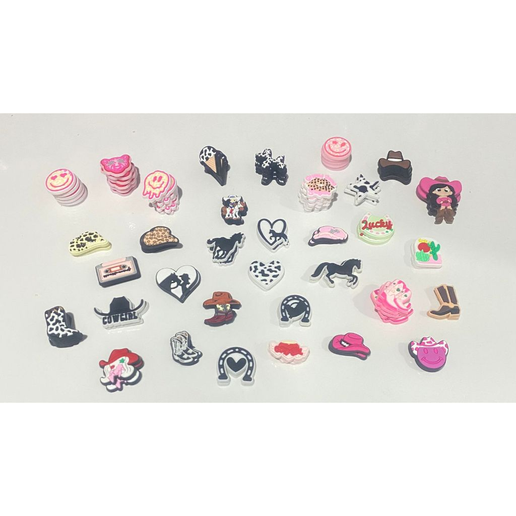 2 a 12 Pins/Bottons Emborrachados Para Babuche - Tema Cowtryn em Oferta na Shopee