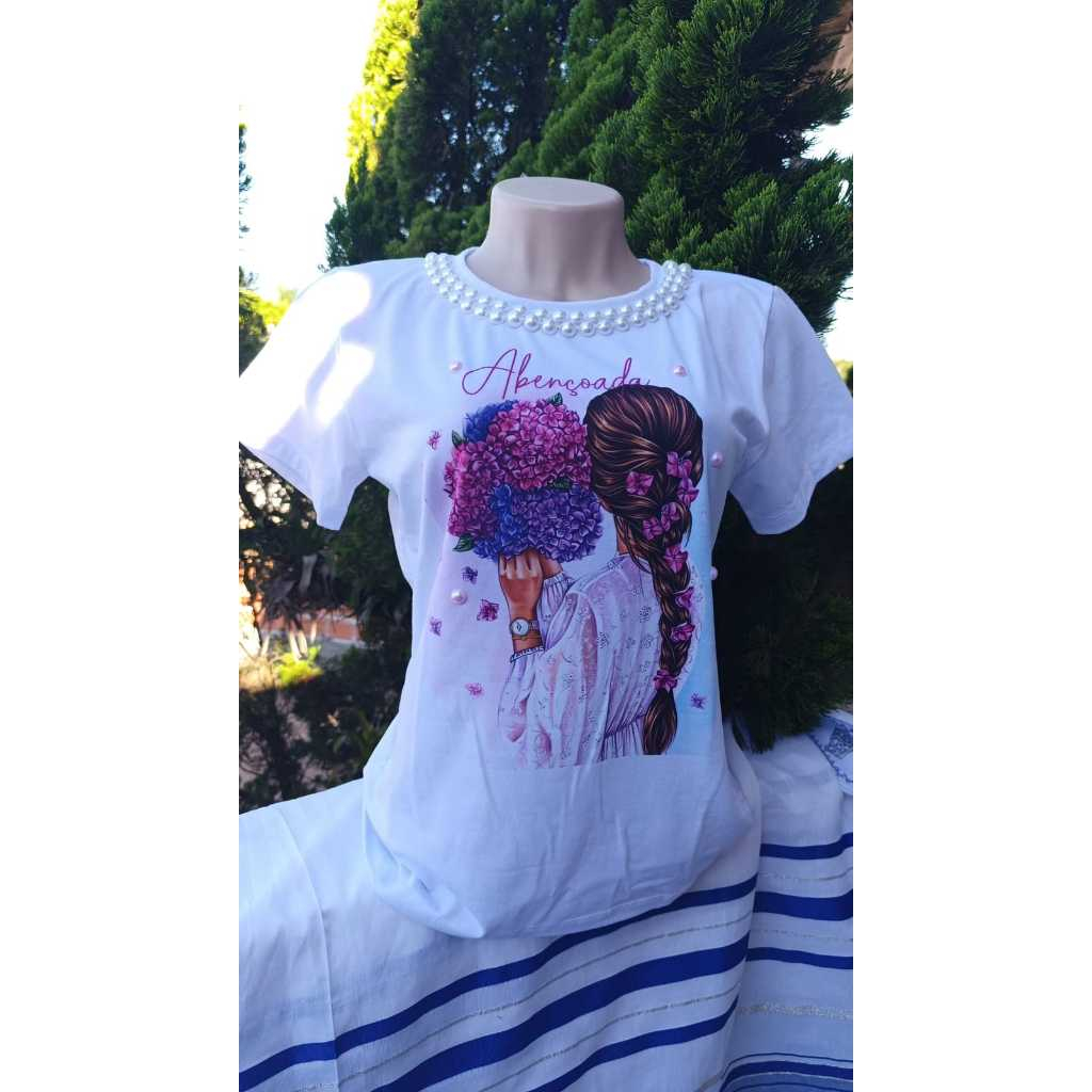 Camiseta Tshirt femenina de luxo Abençoada com perolas brancas manga curta