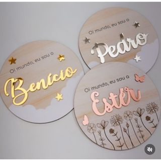 Plaquinha Nascimento "Oi Mundo" - com nome em acrílico em Oferta na Shopee