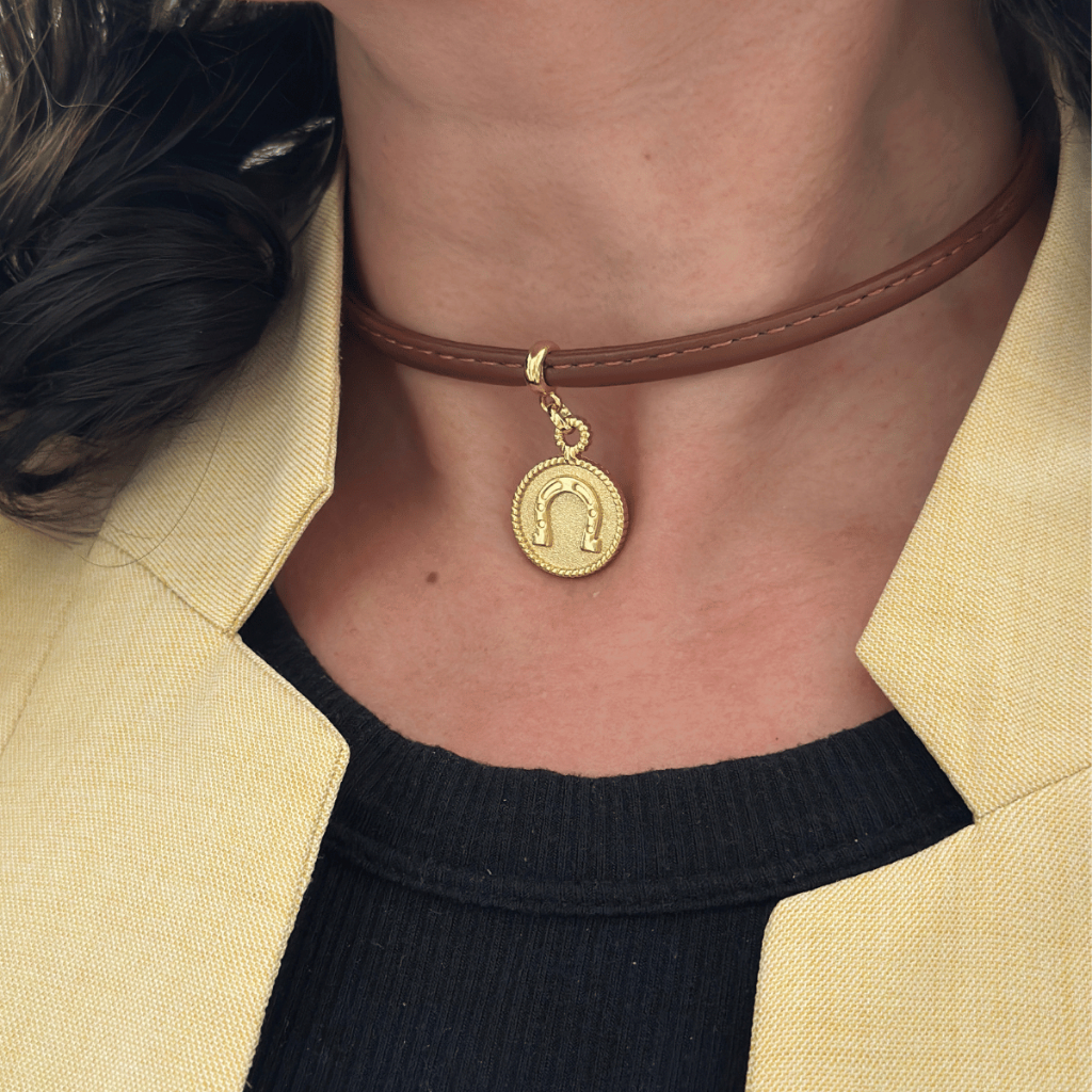 Choker Feminina Couro Pingente Medalha Metal Ferradura Style Country em Oferta na Shopee