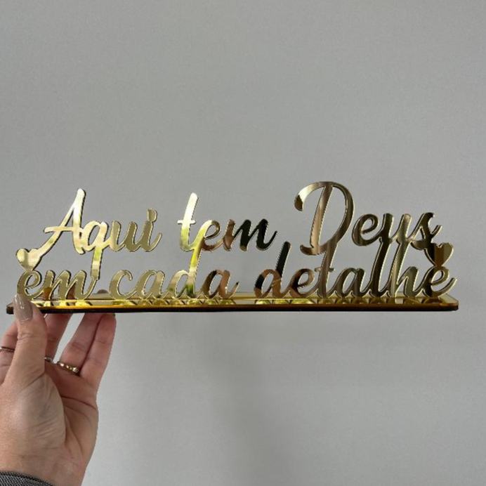 Frase Decorativa Aqui tem Deus em cada detalhe - Decoração em Acrílico Espelhado - Presente Criativo em Oferta na Shopee