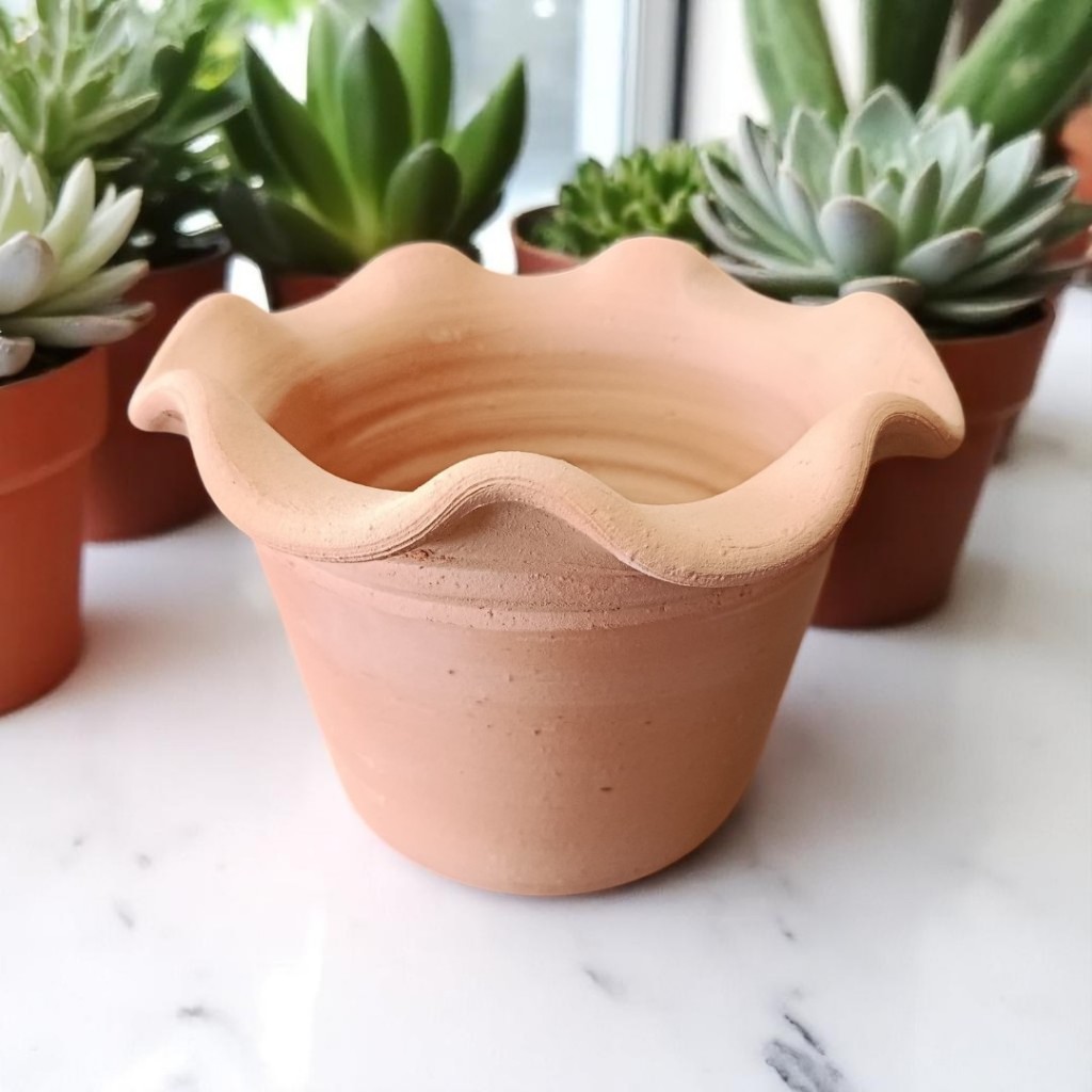 Vaso Cachepot Floreira TRADICIONAL e BABADO em Cerâmica Barro vermelho para jardins e suculentas