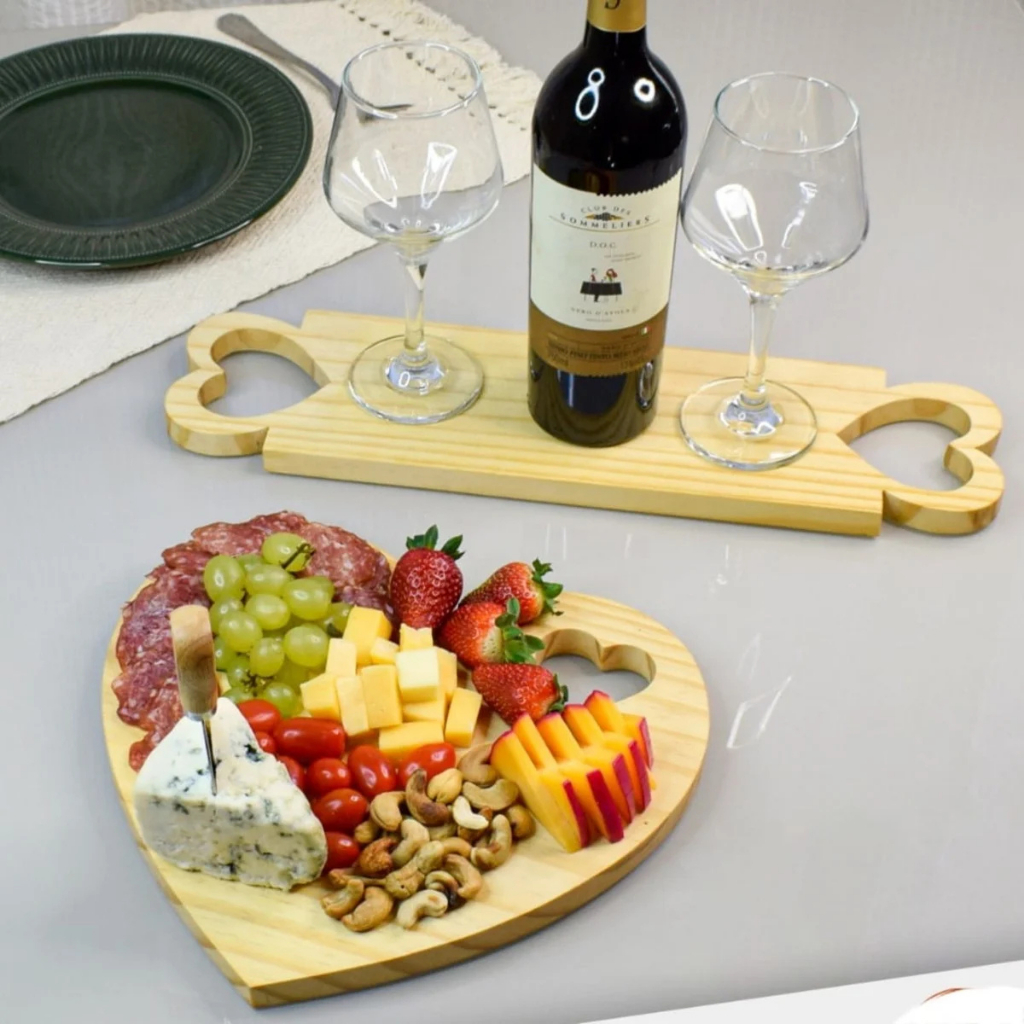 Kit Mesa Posta Amor a Mesa – Tábua Coração + Porta-Vinhos em Pinus em Oferta na Shopee