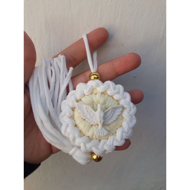 Kit 10 Lembrancinhas para Batizado Chaveiro Mandala em Crochê de Fio de Malha com Divino Espírito Santo de Resina