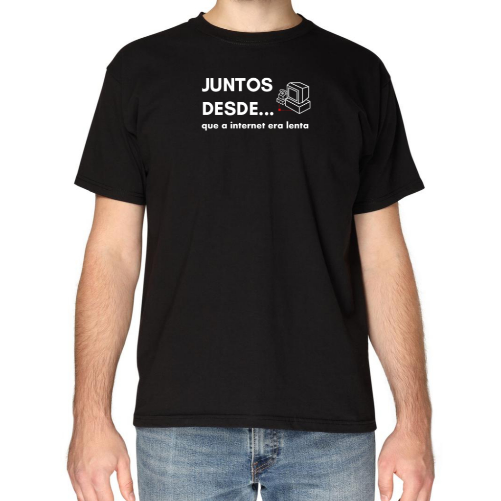 Camiseta Preta de Algodão Para Namorada ou Namorado Com Frase "Juntos desde... que a internet era lenta"
