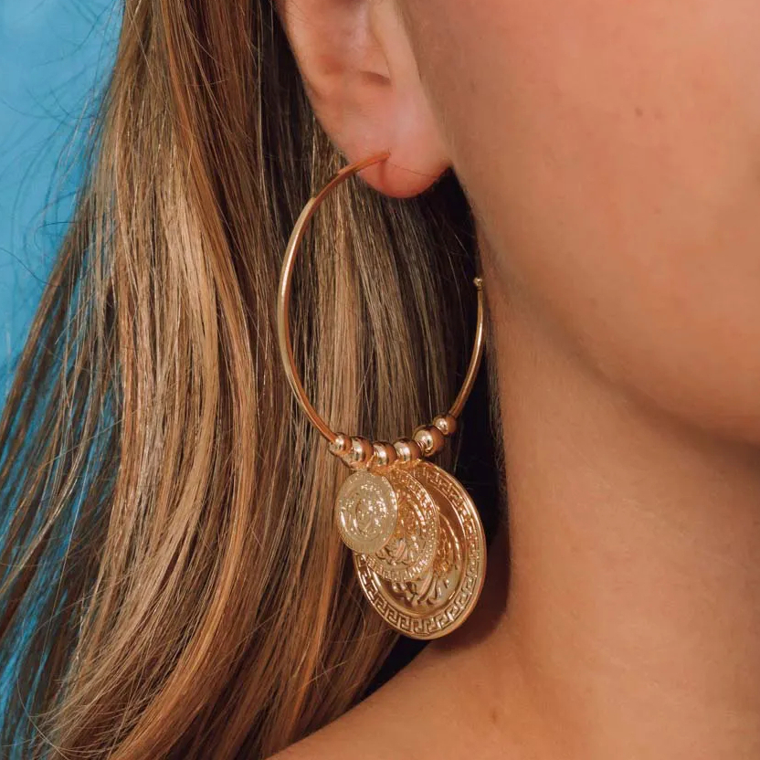 Brinco Argola Grande Medalhas Medusa Banhado a Ouro 18k Brinco Praia