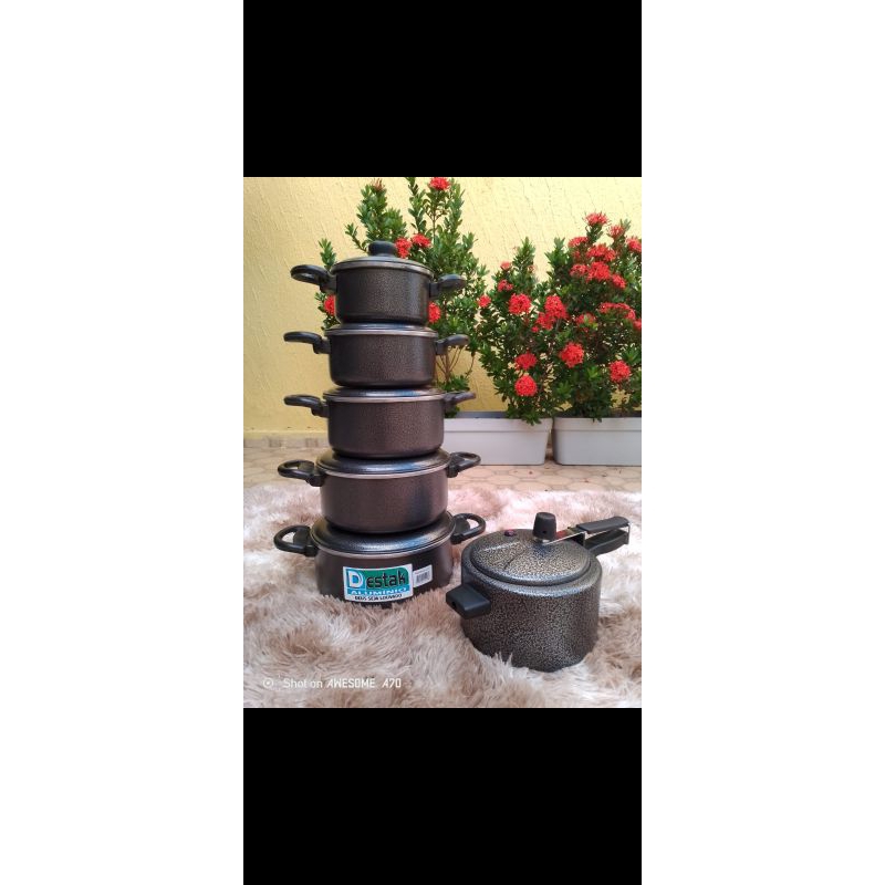 Conjunto de panelas com 5 peças mais uma panela de pressão de 2.5 litros .