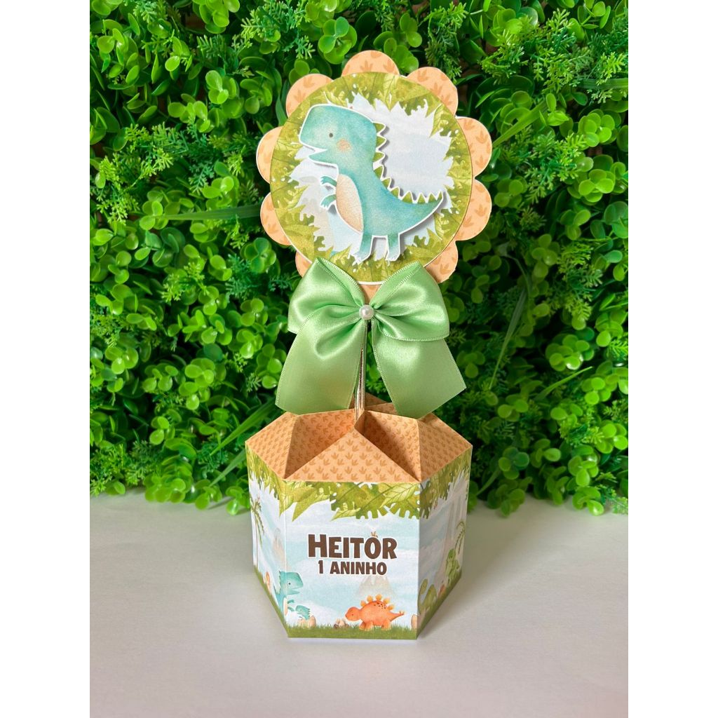 Kit Centro de Mesa Papelaria Personalizada Dino Baby Dinossauro Caixa Caixinha para Festa