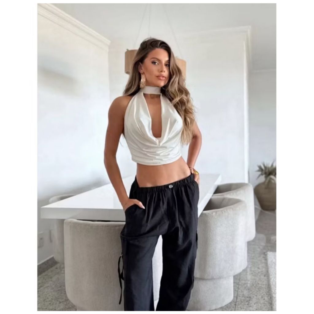 Blusa Decote Profundo Gola Alta Lisa Costas Nuas Tendência Modinha Blogueira Tendencia