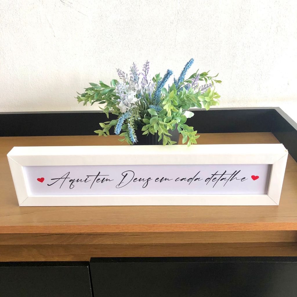 Quadrinho 40X10  AQUI TEM DEUS EM CADA DETALHE coração vermelho para sala/rack/quarto/decoração