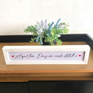 Quadrinho 40X10  AQUI TEM DEUS EM CADA DETALHE coração vermelho para sala/rack/quarto/decoração em Oferta na Shopee