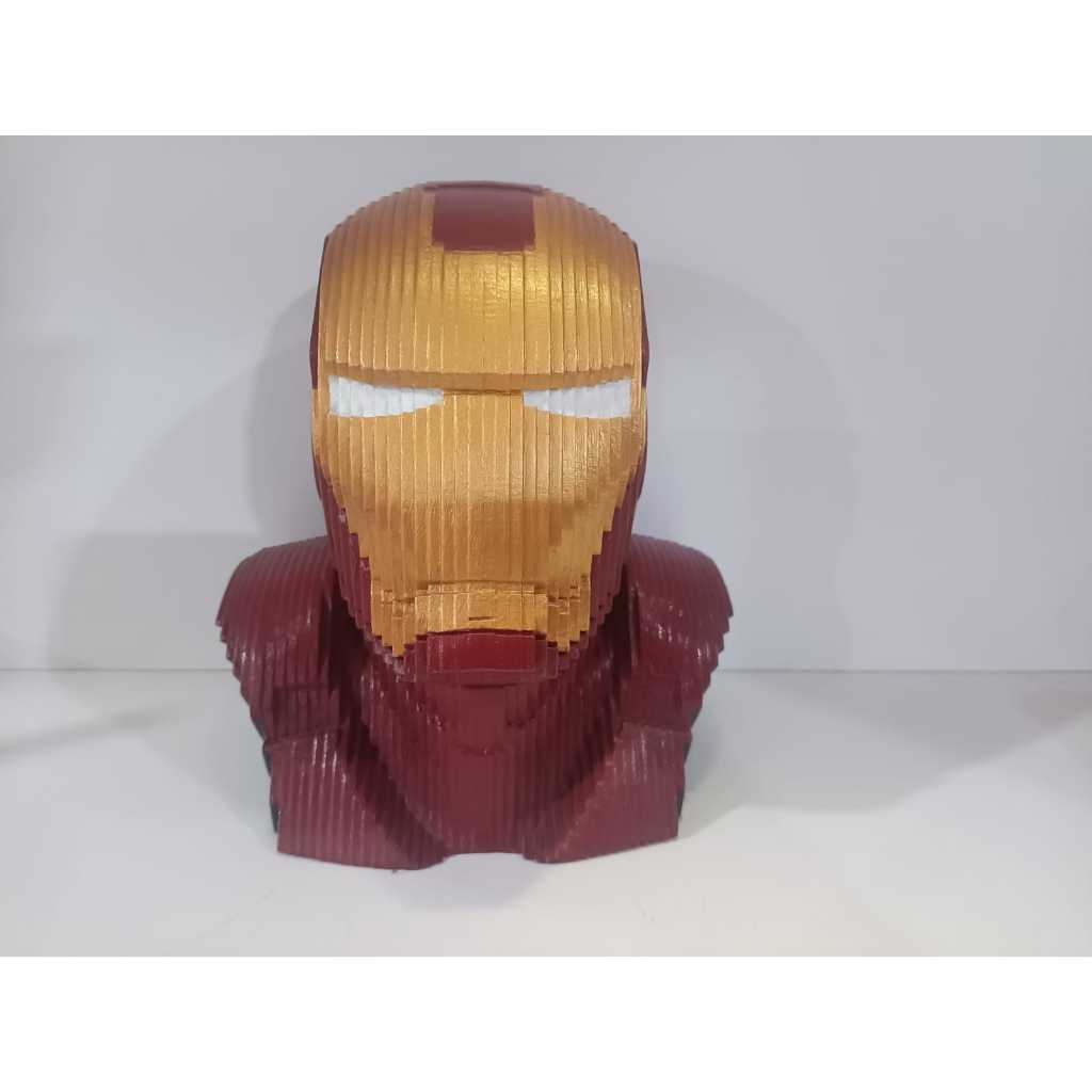 Escultura do Homem de Ferro em madeira