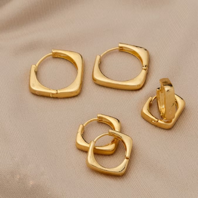 Brinco Quadrado Dourado: Onde Comprar | BuscaProdutos