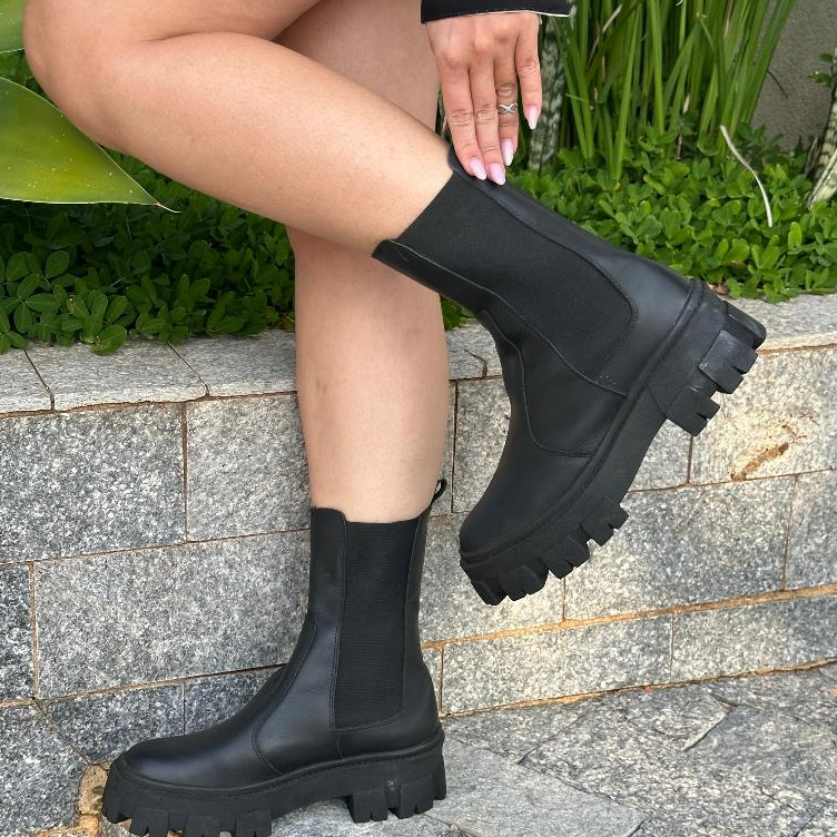 Bota Coturno Feminino Preto Couro Legítimo – Sola Tratorada Estilosa
