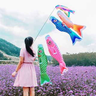 KOI - Flâmula Biruta Japonesa em formato de Peixe Carpa Koinobori (40cm em média) em Oferta na Shopee