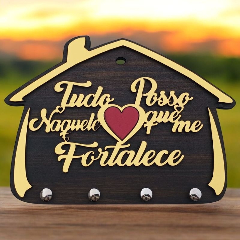 PORTA CHAVE TUDO POSSO NAQUELE QUE ME FORTALECE modelo casinha cor mogno com dourado