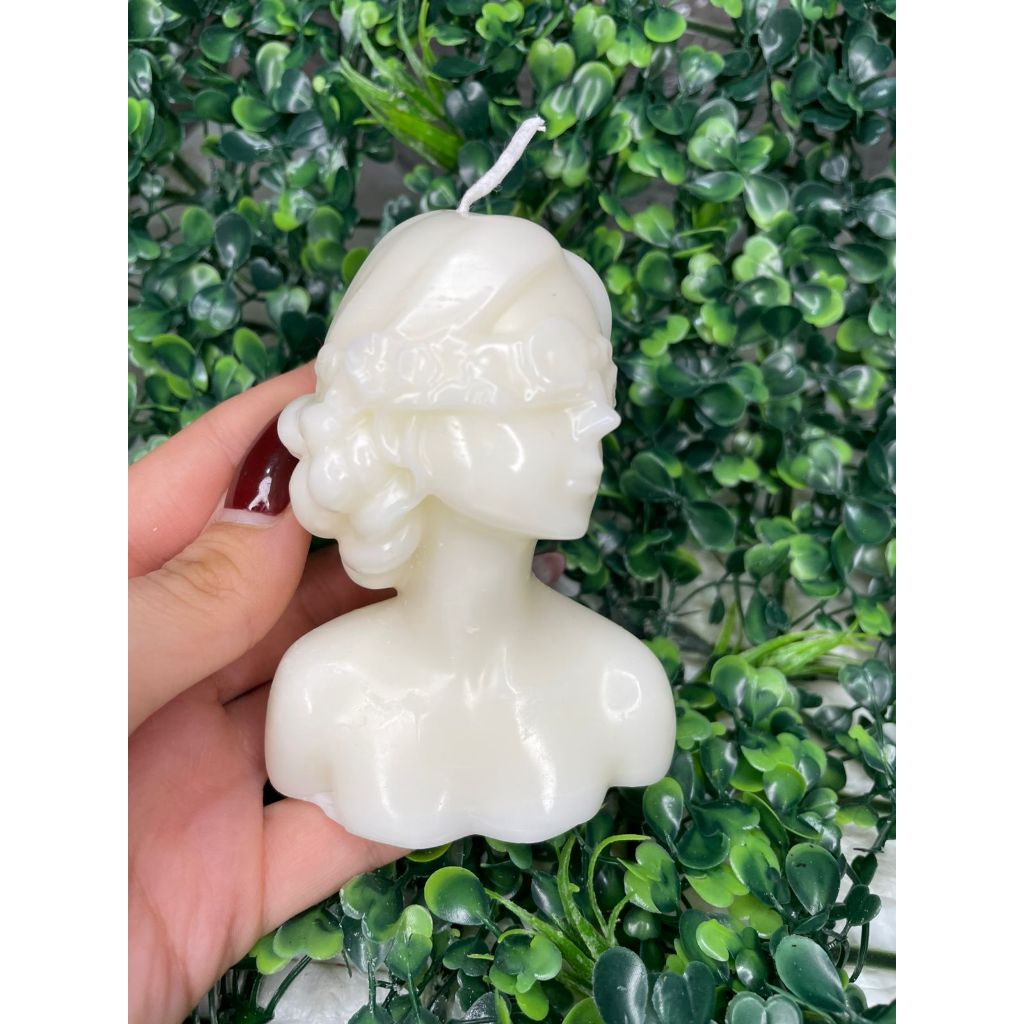 Vela Aromática em formato Mulher Vendada - 95 Gramas em Oferta na Shopee