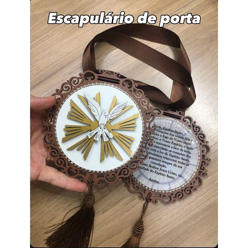 Escapulário de Porta Divino Espírito Santo Madeira e Fita Cetim Proteção do Lar Família em Oferta na Shopee
