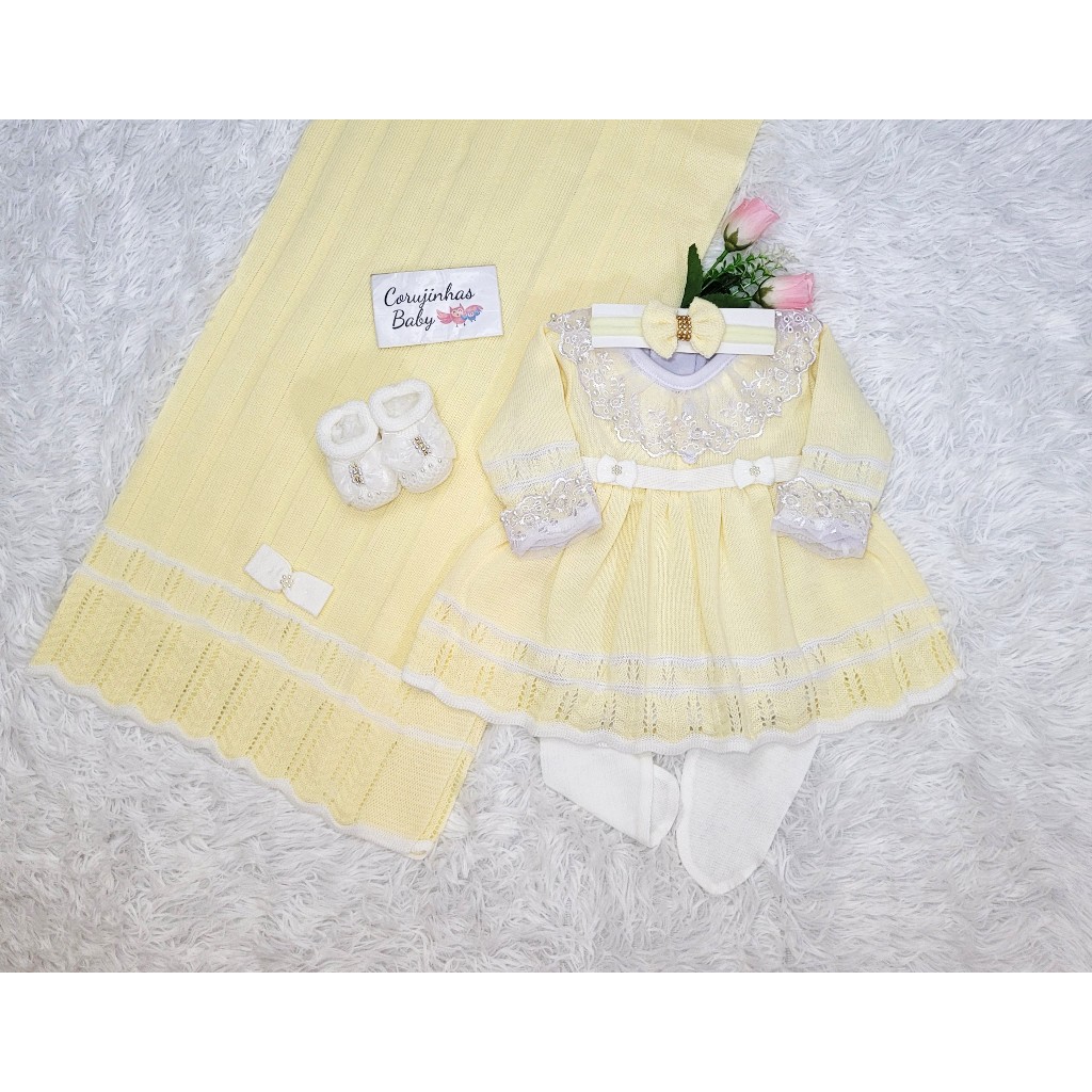 Saída de maternidade amarela com branco de menina em tricô / tricot com vestido luxo feminina