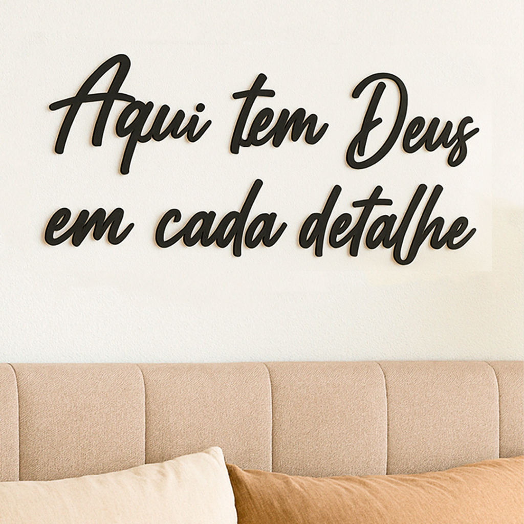 Quadro Decorativo Sala ou Quarto "Aqui Tem Deus em Cada Detalhe" Frase Decorativa em MDF 3mm Preto