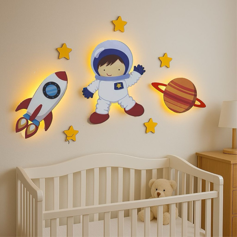 Enfeite de parede no tema astronauta iluminado com Led ou sem iluminação. em Oferta na Shopee