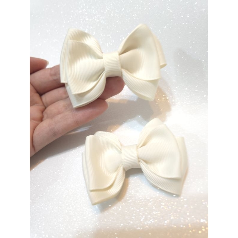 Par de Laços Off White para bebês e meninas - Acessório de Cabelo para Batizado, Daminha e Casamento em Oferta na Shopee