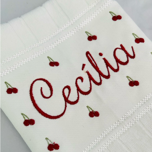 Toalha Bordada Personalizada com Cerejas e o Nome em Oferta na Shopee