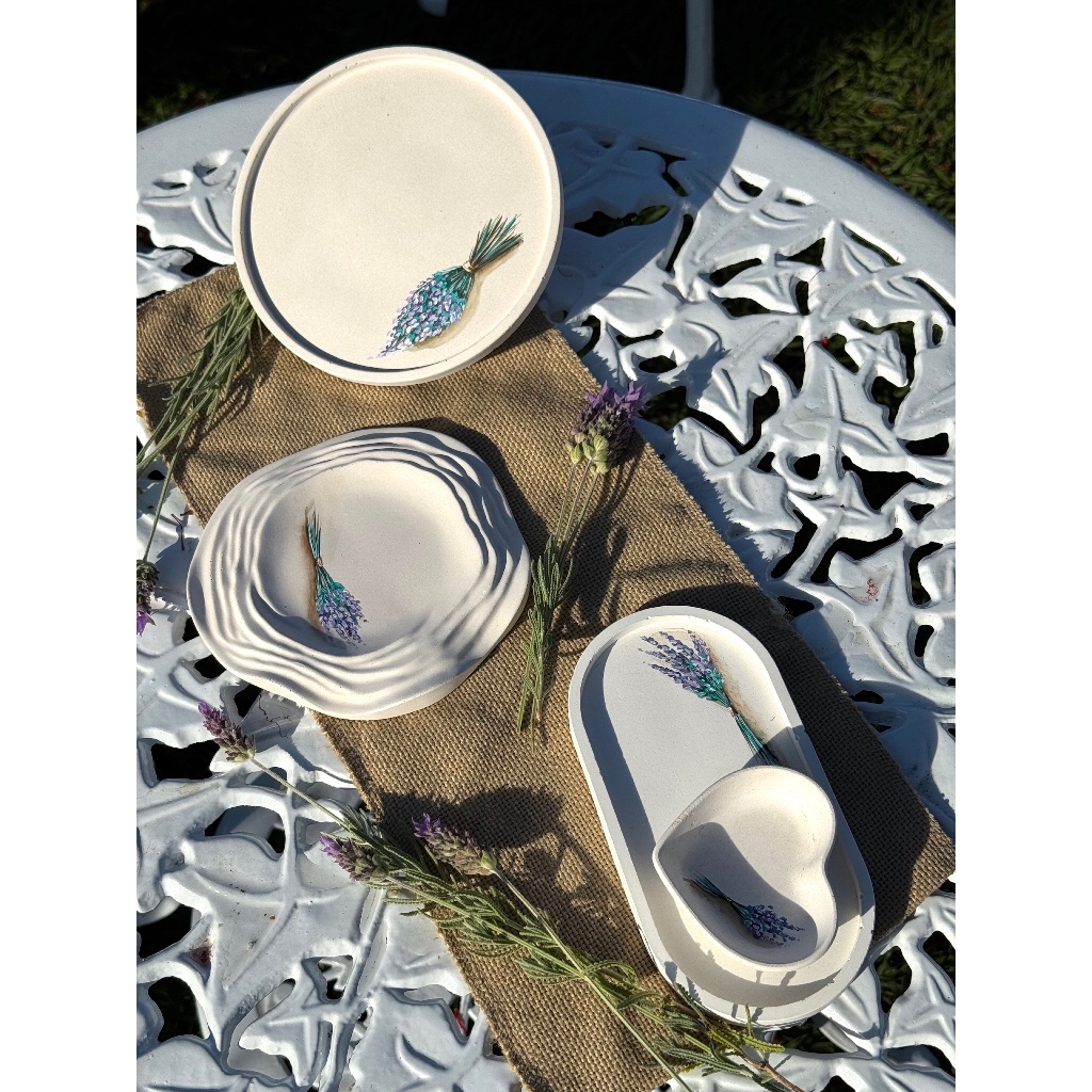 Conjunto decorativo 4 Bandejas em cimento com lavandas pintadas à mão por Sônia Marques - Clássico