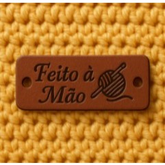 Kit De 10 à 100 Etiquetas De Couro Sintético Para Crochê E Artesanato “Frases Que Encantam”Personalizadas Feito com amor em Oferta na Shopee