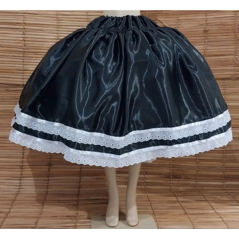 SAIA DE CETIM PRETO COM 2 CAMADAS DE FITA  DE CETIM E BORDADO INGLÊS - POMBA GIRA- UMBANDA E CANDOMBLÉ