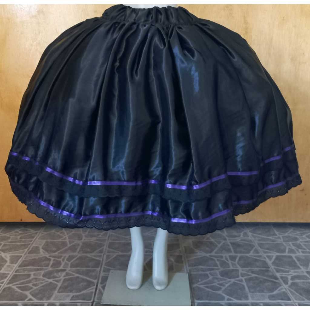 SAIA DE CETIM PRETO COM 2 CAMADAS DE FITA  DE CETIM ROXO E BORDADO INGLÊS - POMBA GIRA- UMBANDA E CANDOMBLÉ