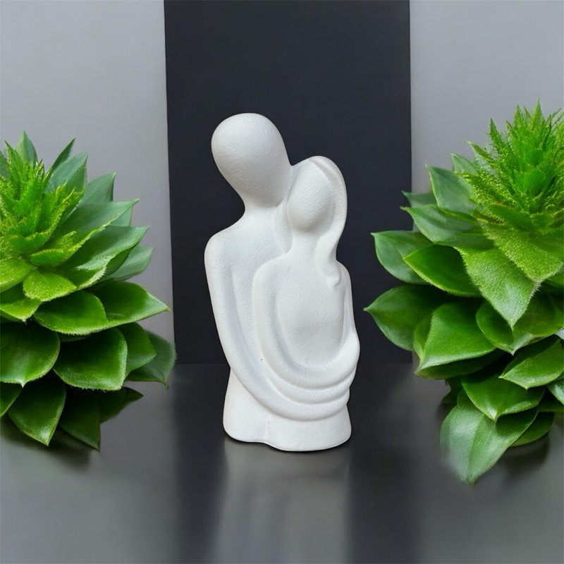 Escultura Casal abraçado moderno 18cm em gesso cruObjeto de decoração gesso,moderno,enfeite escritorio/,