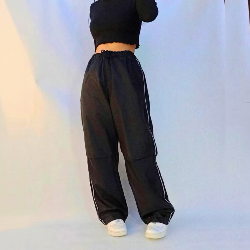 Calça básica simples reta larga de tactel com ajuste de cordão na cintura e bolsos