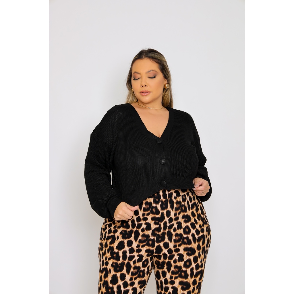 Casaco cropped Plus Size de tricô Premiu com botão forrado Moda Blogueira