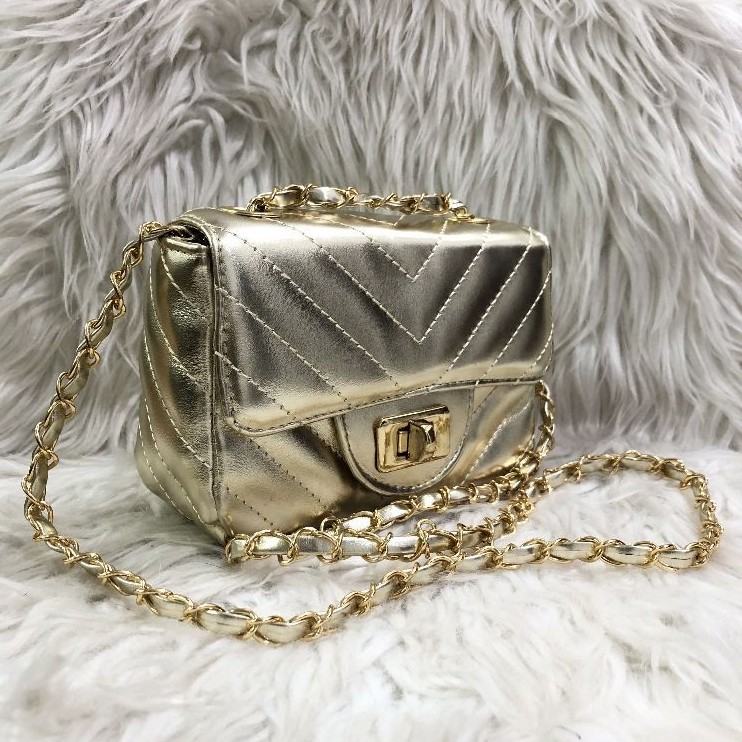 Bolsa Estilo Bordado V Material Metalizada Com Corrente Transpassada E Fecho Giratorio em Oferta na Shopee