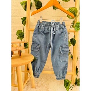 Calça Jeans Jogger Infantil com Bolsos Laterais – Estilo e Conforto para os Pequenos em Oferta na Shopee