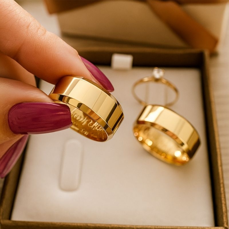 Par de Alianças Casal Banhadas a Ouro + Solitário Brinde + Caixa Luxo | Tungstênio 8mm