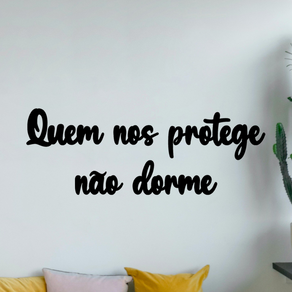 Quadro Decorativo Religioso Frase Quem Nos Protege Não Dorme MDF 3mm Preto Fosco