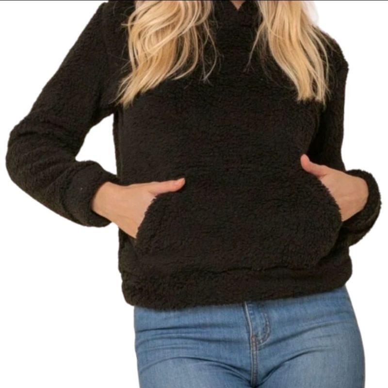 Casaco Teddy do tecido shierpa com bolsos na frente