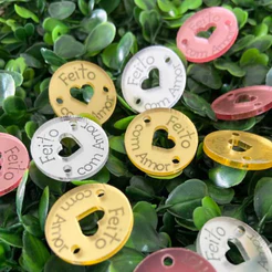 Tags Acrílico 1,5cm Escrito Feito com Amor e Coração Vazado - PRONTO ENVIO - NÃO PERSONALIZAMOS