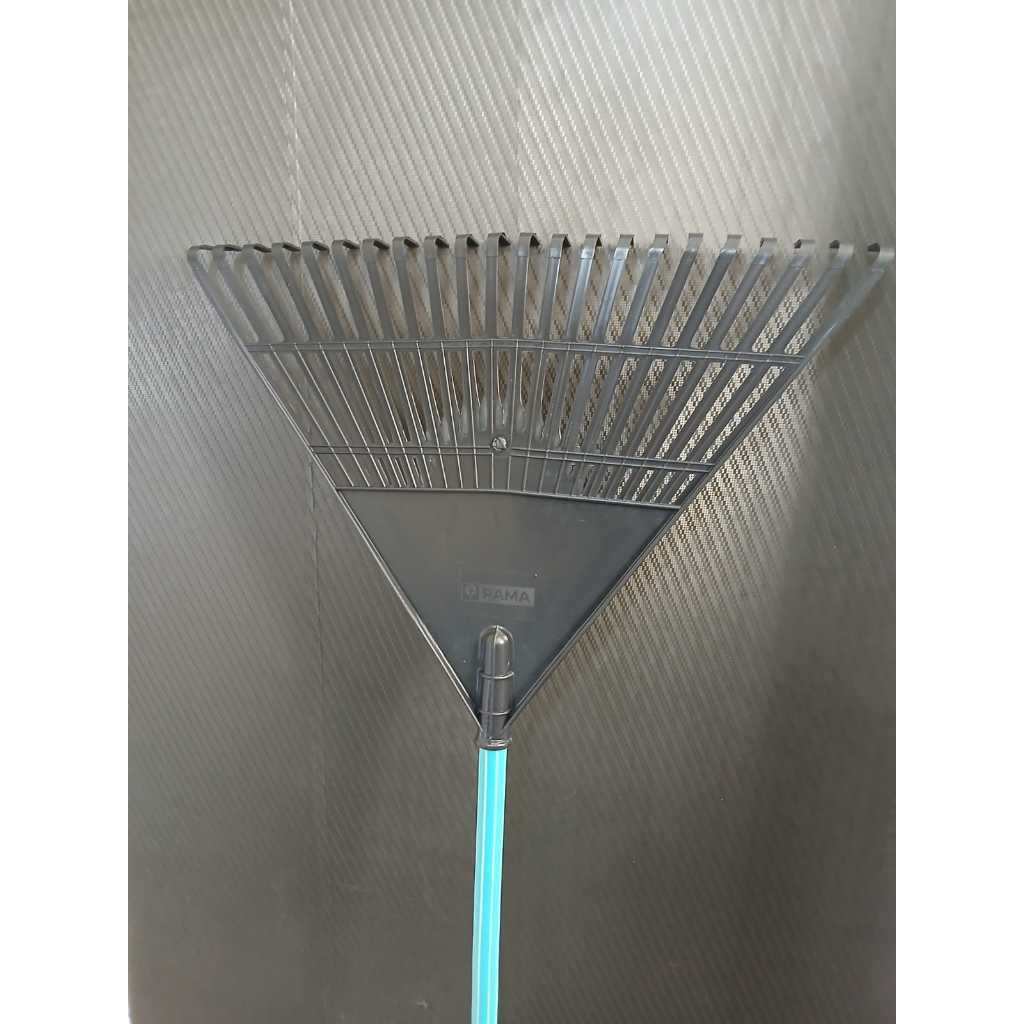 VASSOURA RASTELO JARDIM 22 DENTES,  PLASTICA RAMA REFORCADA PRETA COM CABO 1UN em Oferta na Shopee